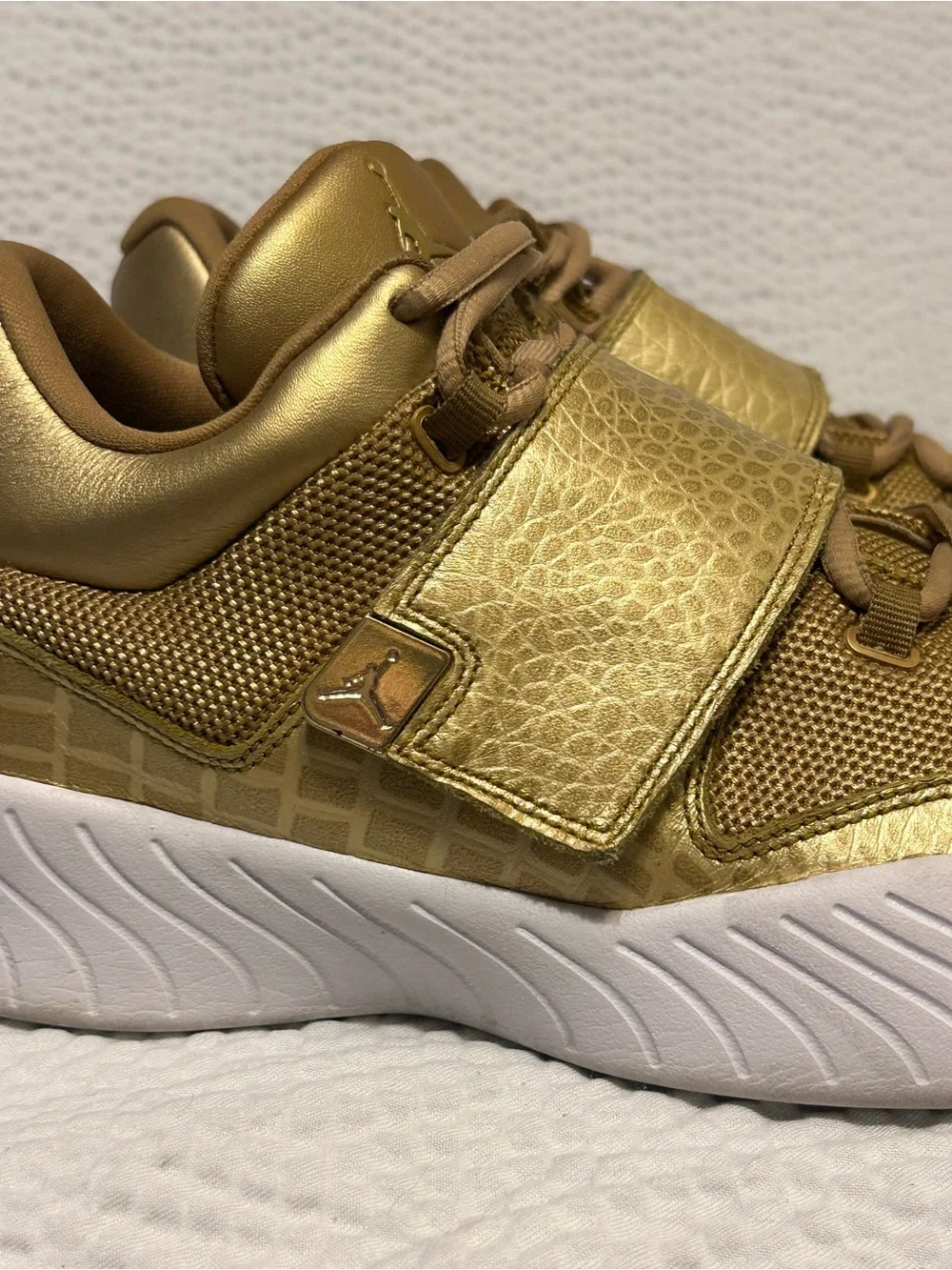 Jordan mens Metallic Gold Strap Sneakers